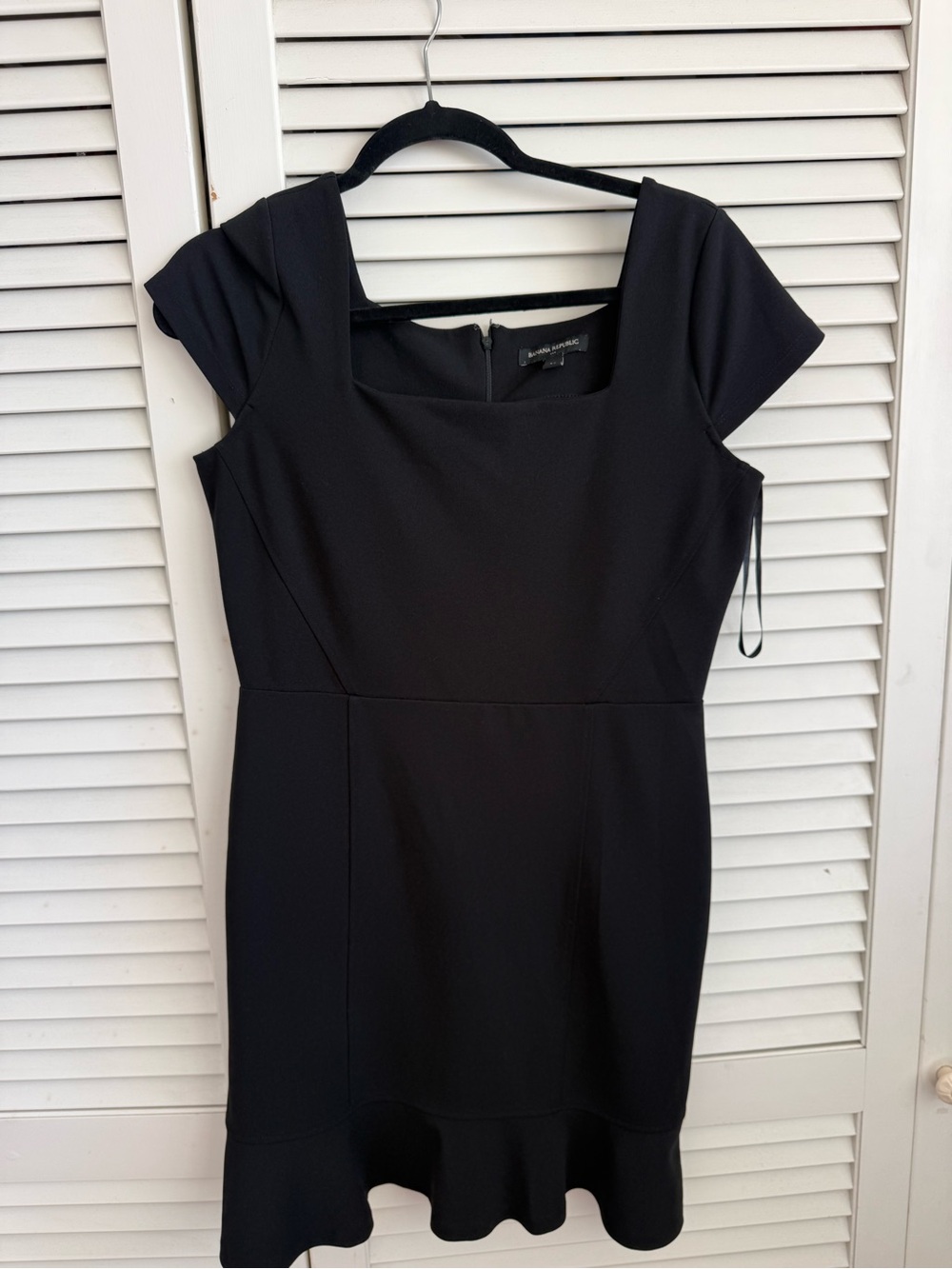 Banana Republic - Petite Black Cap-Sleeve Ruffle Hem Dress - size 10
